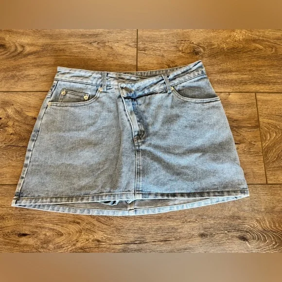 LE LIS• Women's The Jetty Mid Rise Denim Skort - Picture 1 of 4